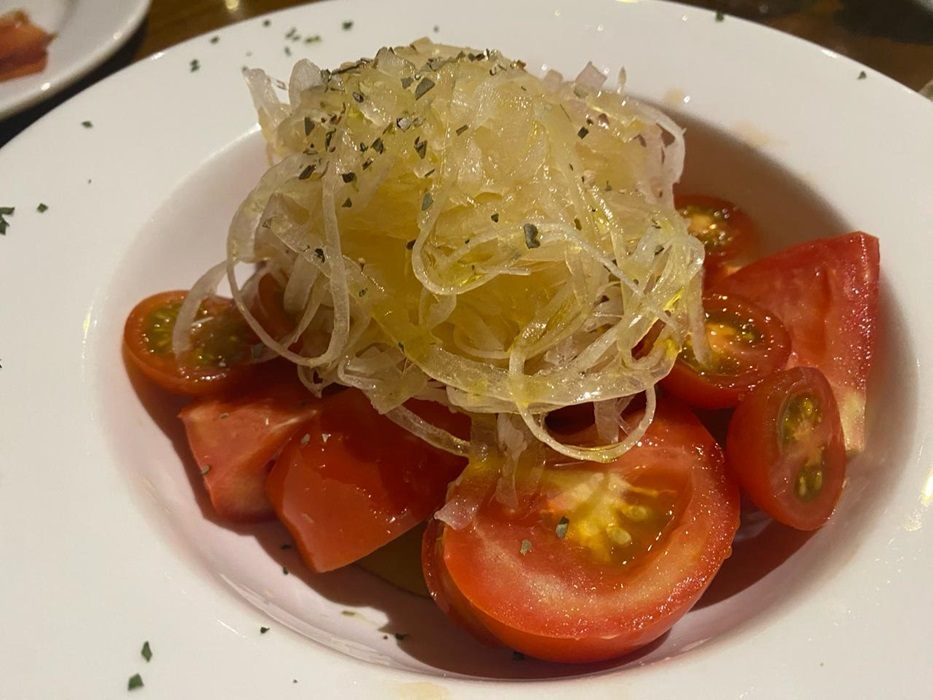トマトとオニオンのサラダ
SIMPLE TOMATO SALAD 80000ルピア（800円ぐらい）