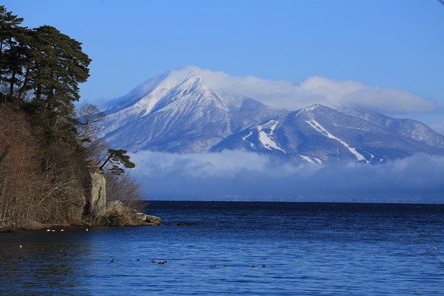 鬼沼を後にし、[屛風岩](https://www.kanko-koriyama.gr.jp/tourism/detail5-1-371.html)の先に磐梯山を望みます。