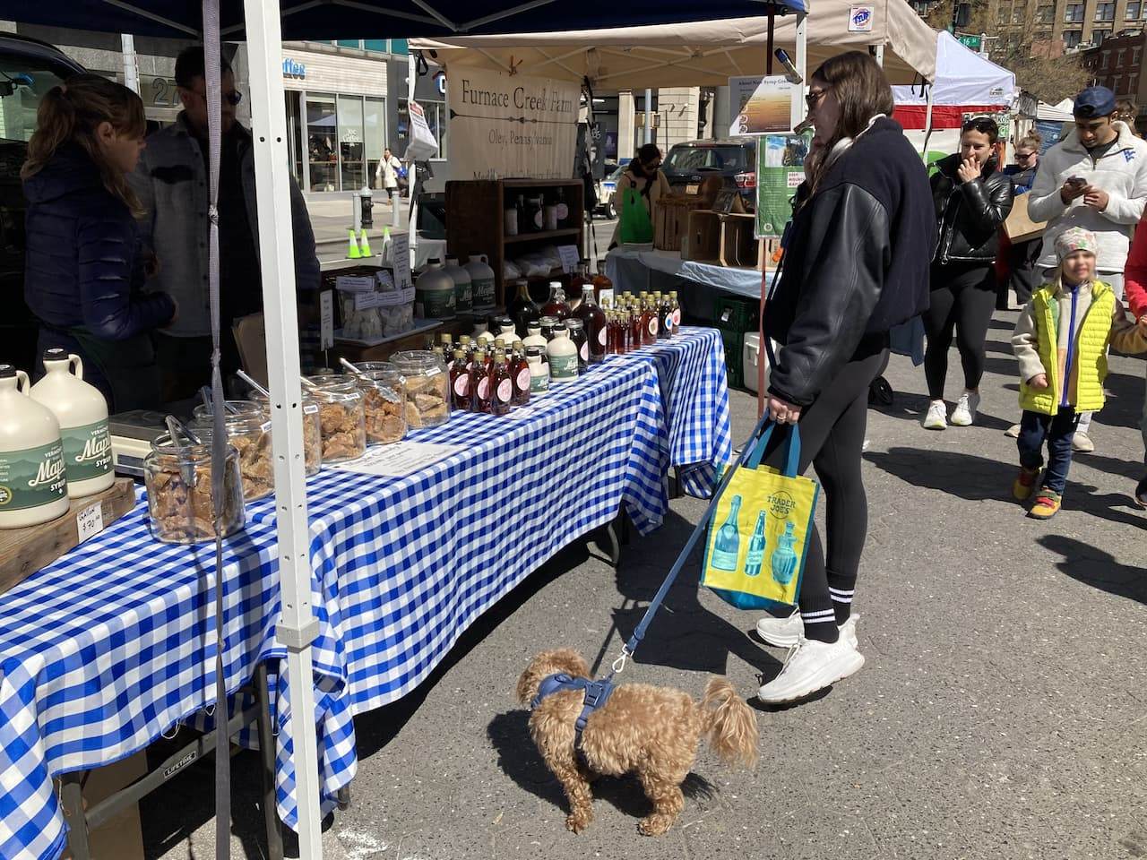 犬の散歩がてら、買い物に来る地元住民も多い