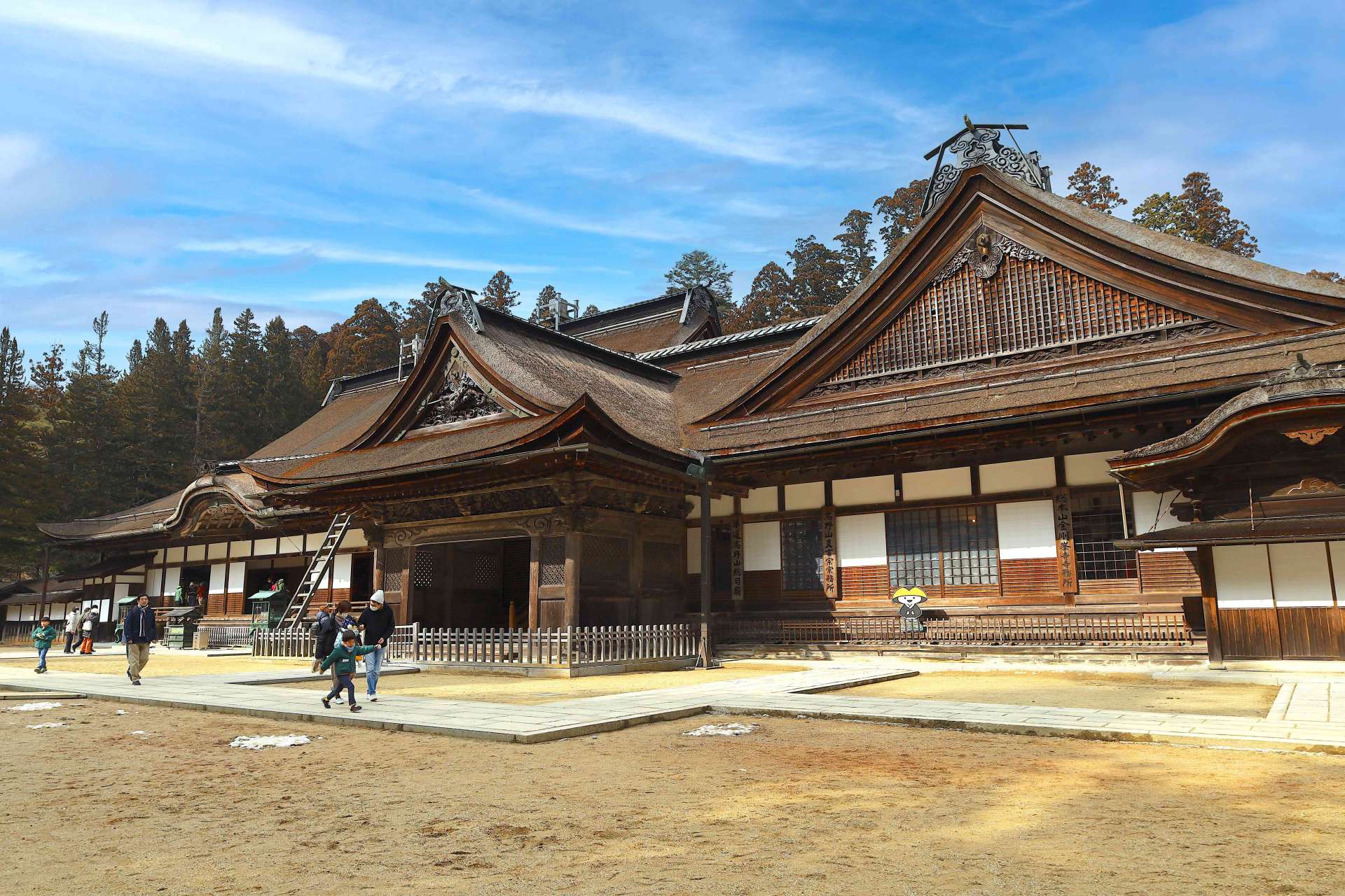 「金剛峯寺」の大玄関。文化財指定の襖絵などが待つ、寺内の見学も可