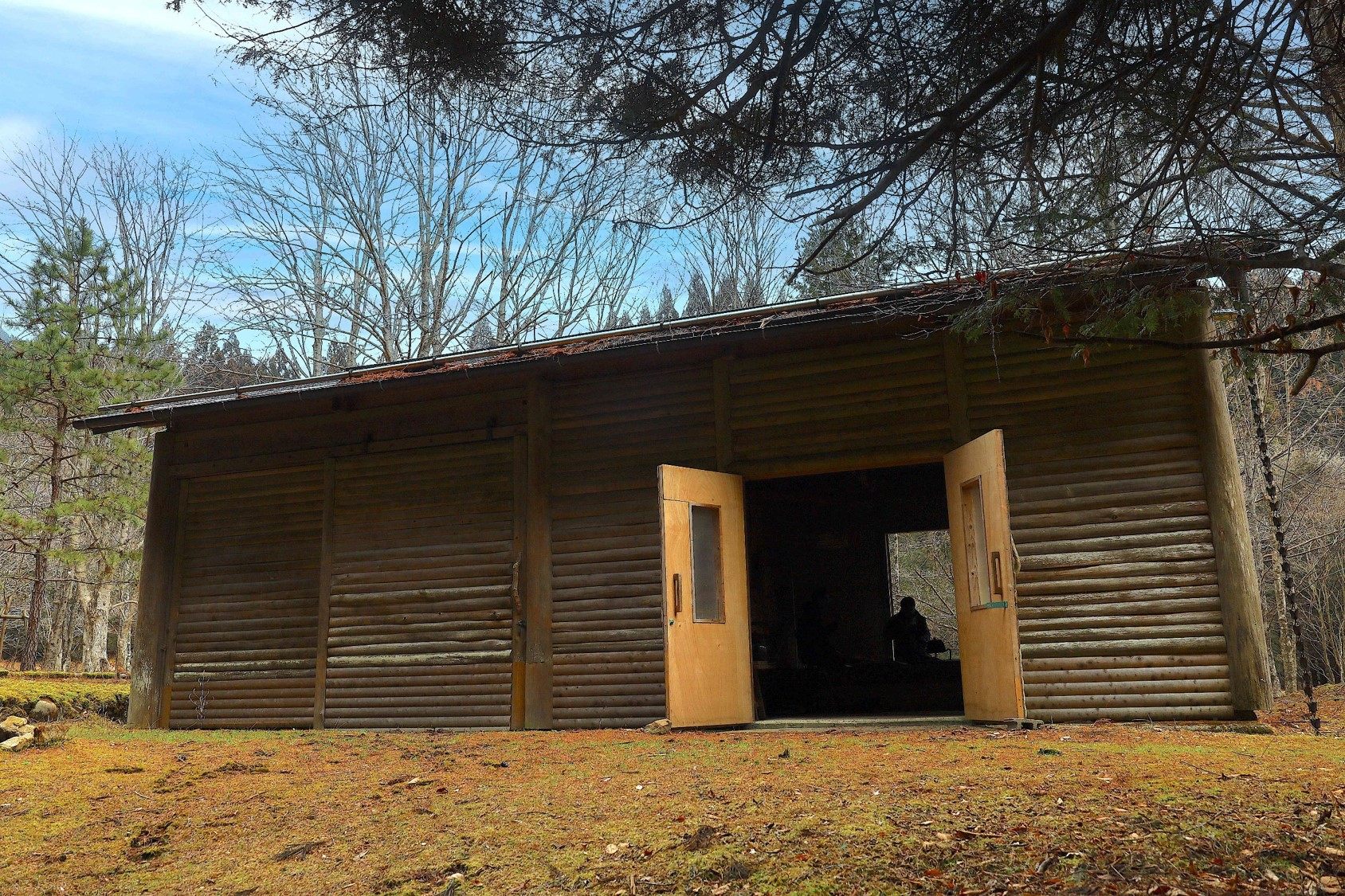 森林内にぽつんと佇む山小屋。ここをベースにさまざまなプログラムが楽しめる