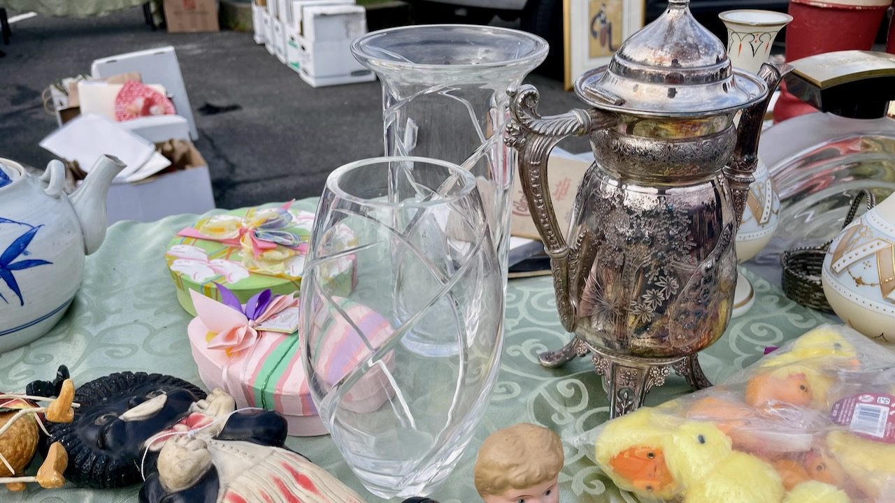 銀食器と昭和時代の急須とクリスタルの花瓶とヒヨコとセルロイドの人形