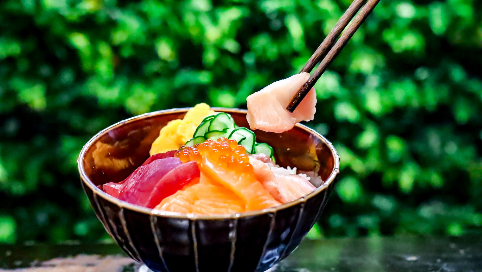 チラシ丼、魚の切り身が大きくて豪快