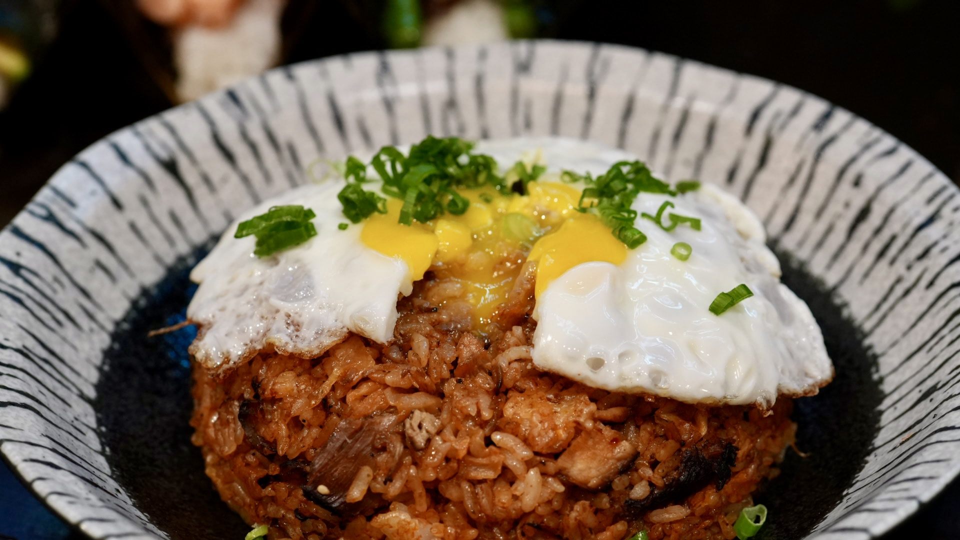 キムチと焼豚の焼き飯、ひとりでは食べきれない量でした。