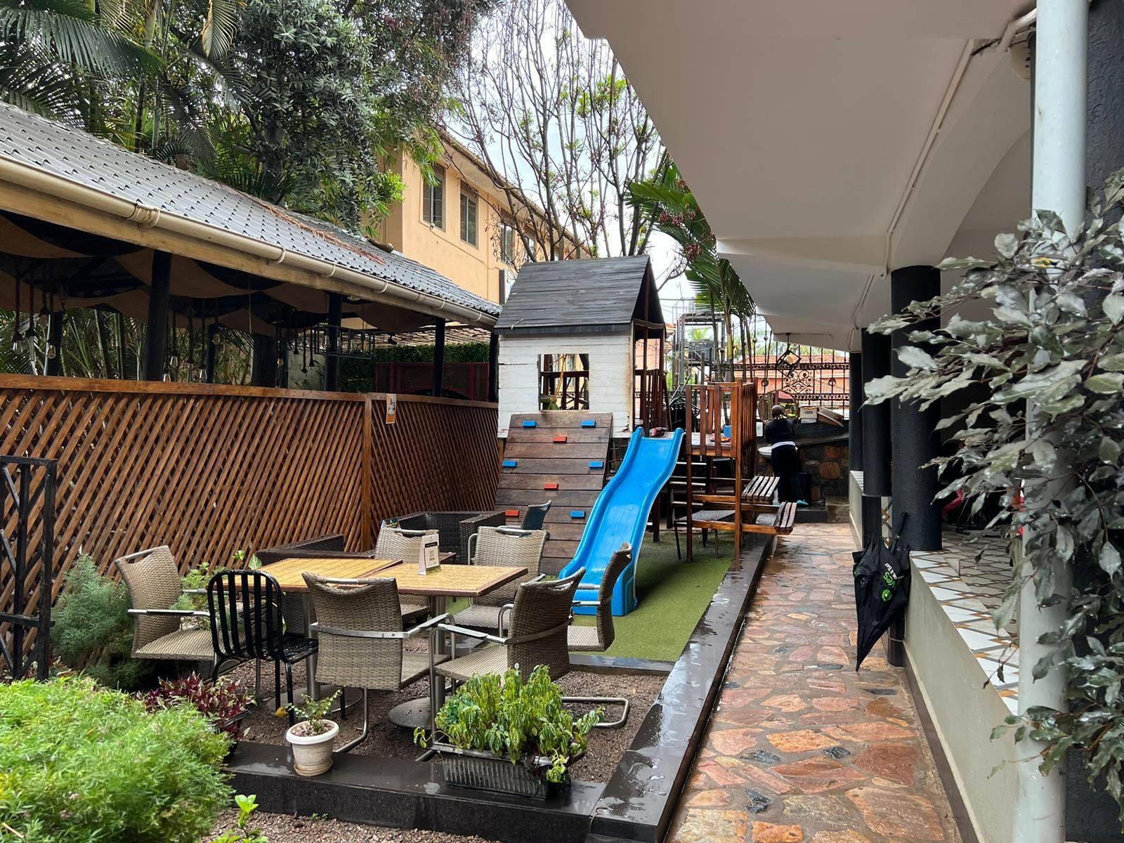 ウガンダ共和国グルメレポートNo. 2 Olives Restaurant & Bar 地球の歩き方