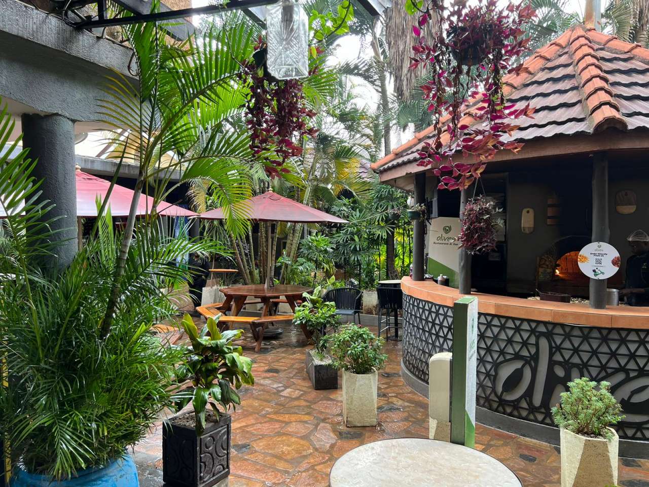 ウガンダ共和国グルメレポートNo. 2 Olives Restaurant & Bar 地球の歩き方