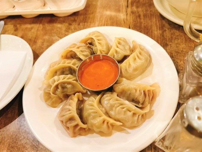 インドのカレーと中国の餃子が混ざり合ったような料理のモモ、ネパールを訪れたら食べない手はありません！