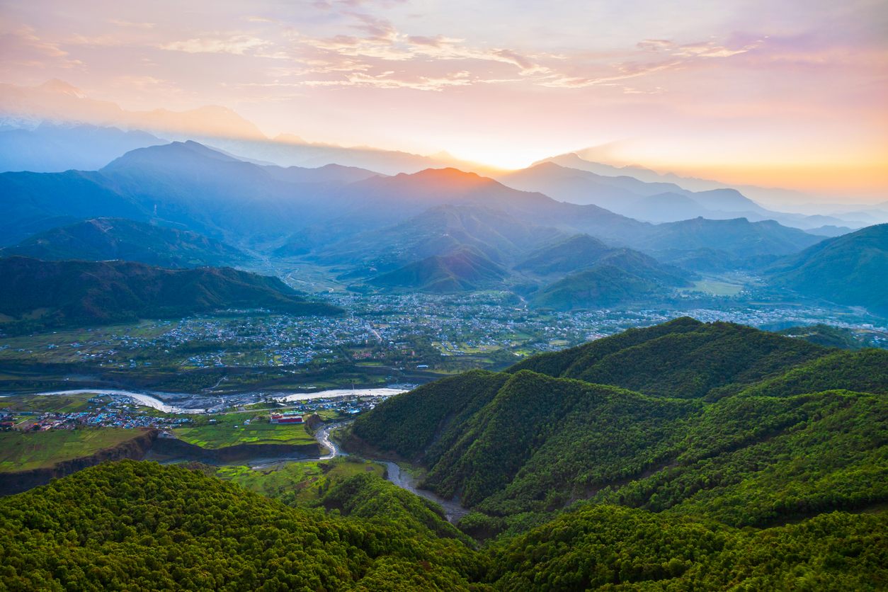 山々に囲まれた町