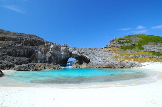 感動のビーチが待つ東京の島へ！透明度抜群のおすすめ海水浴スポット7選