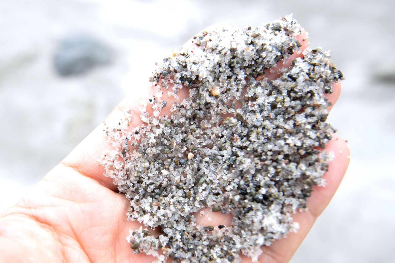 神津島の沢尻海岸の砂は透明な石英の粒が含まれている