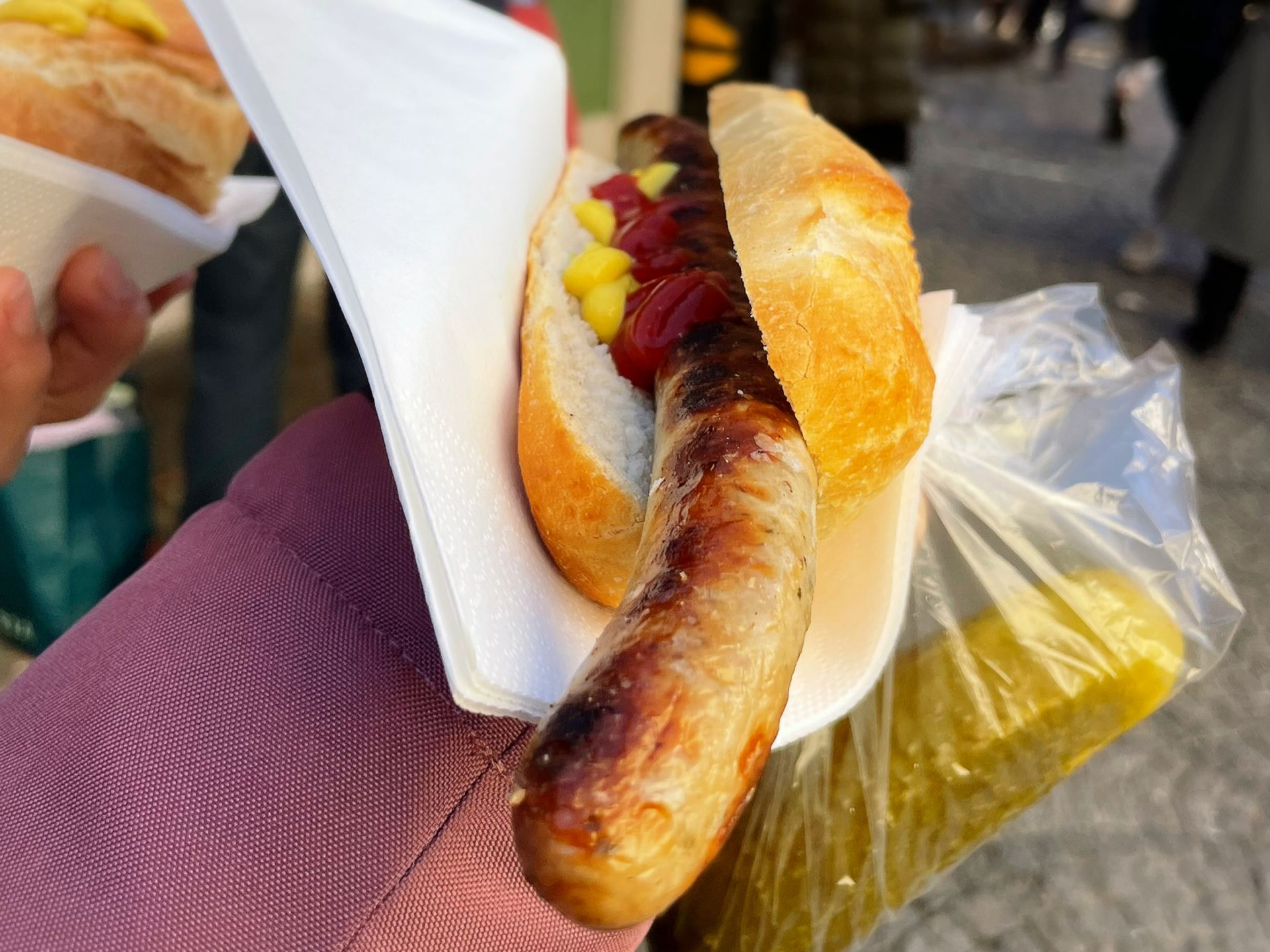 パンからはみだす焼きたてソーセージ€4.20