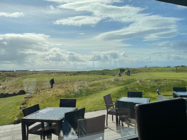 天気がいい日はテラス席でゴルファーたちを眺めながら食事ができます。