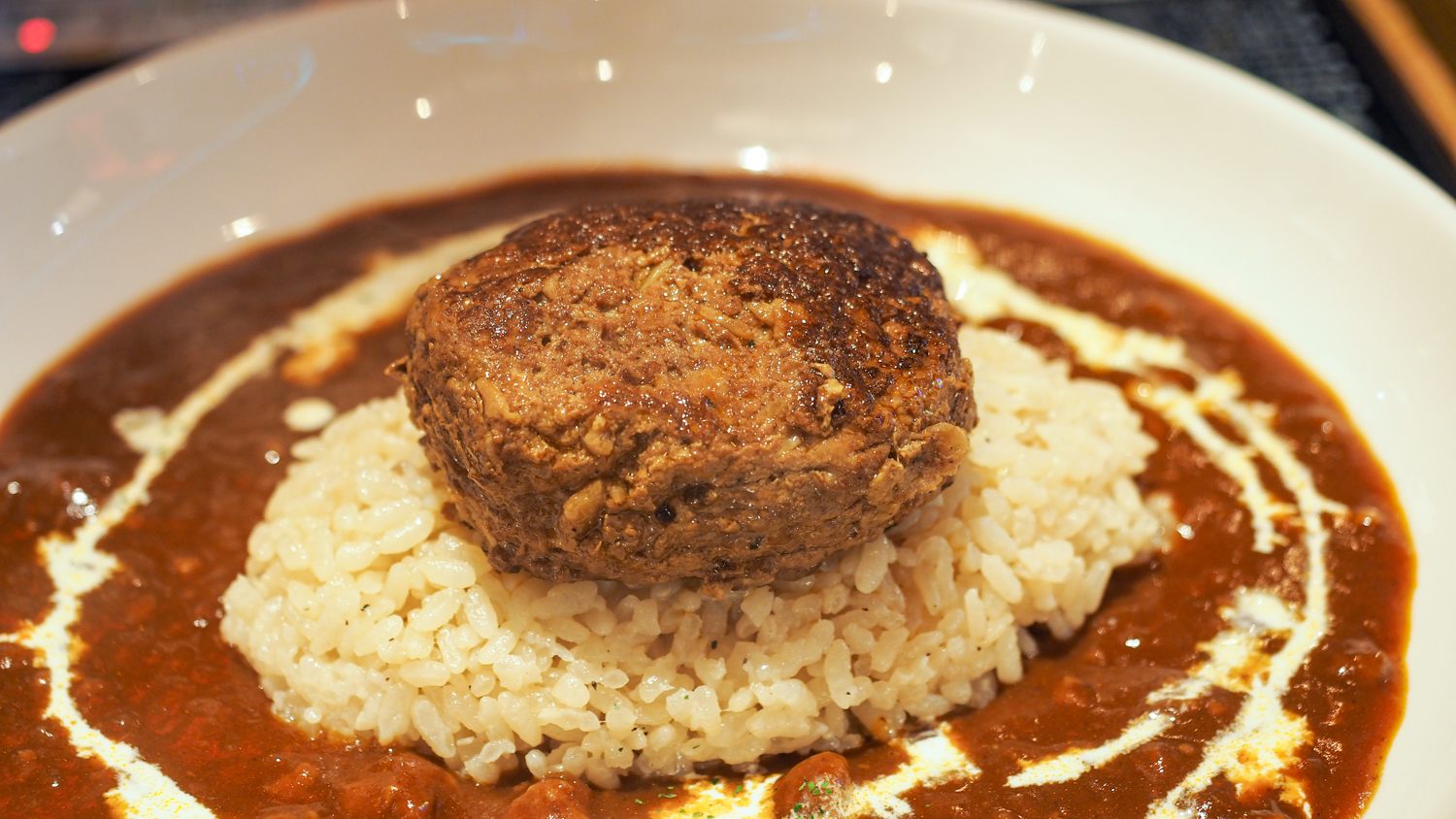 Hamburger made with beef, pork and duck meat for the "Omuburg" dish