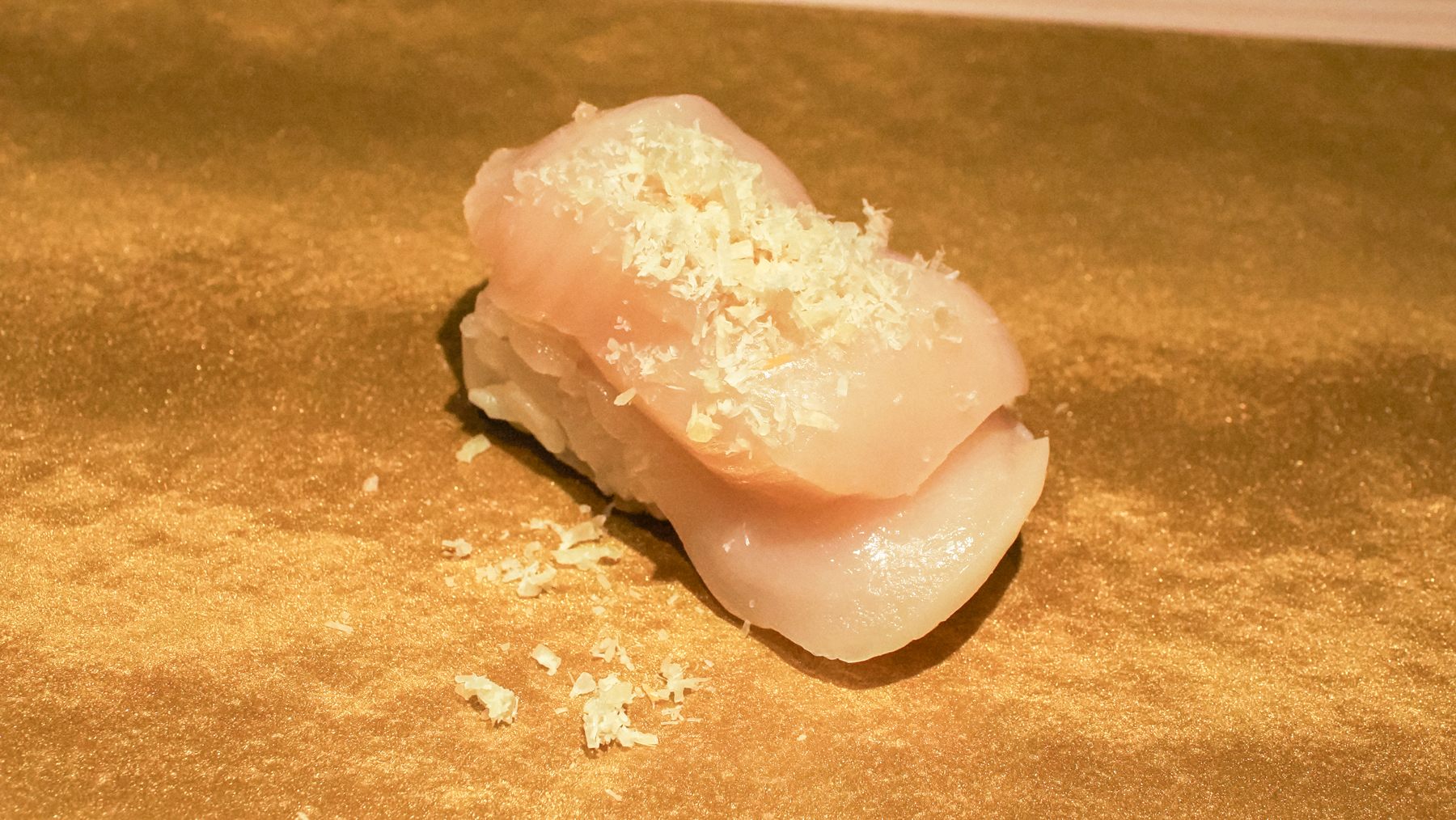 Scallop sushi with dried scallop flakes