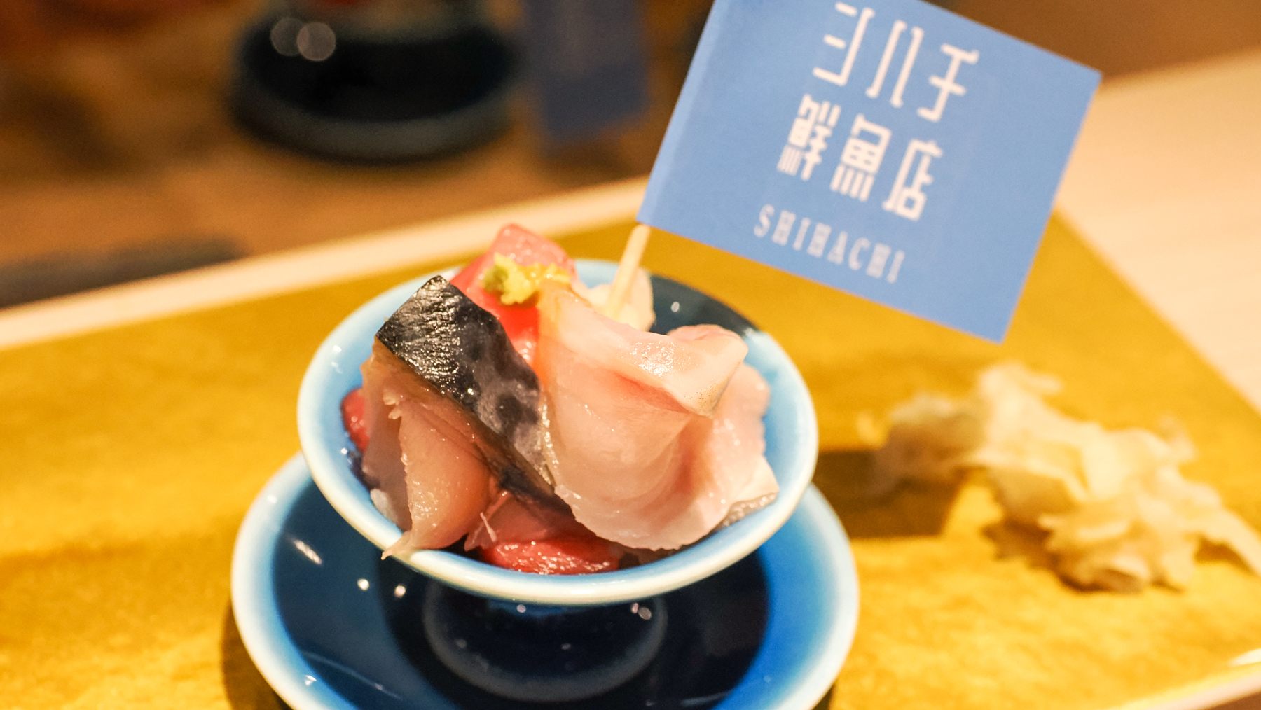 Small size of the bowl of rice topped with sashimi