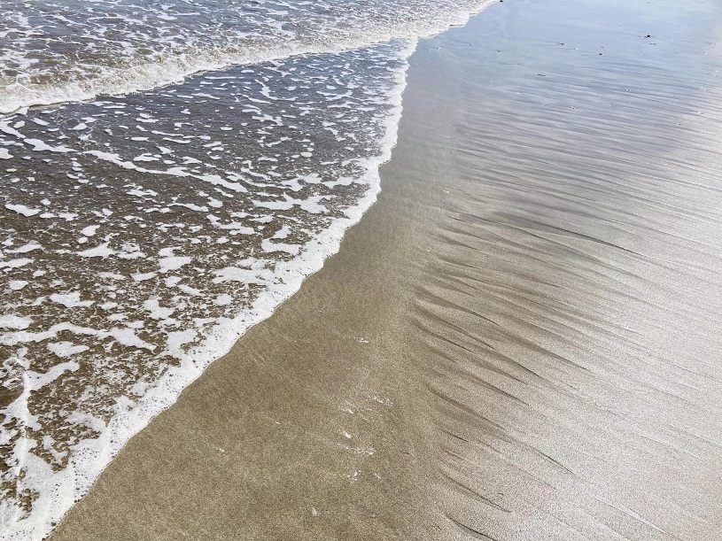 波が創り出す砂のアート。
一期一会。自然の作品といったところでしょうか。