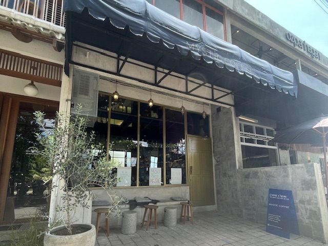 左手は新しく出来たベトナム料理店、右手は人気のコーヒーショップ。こちらも最近オープンした新しいお店です。