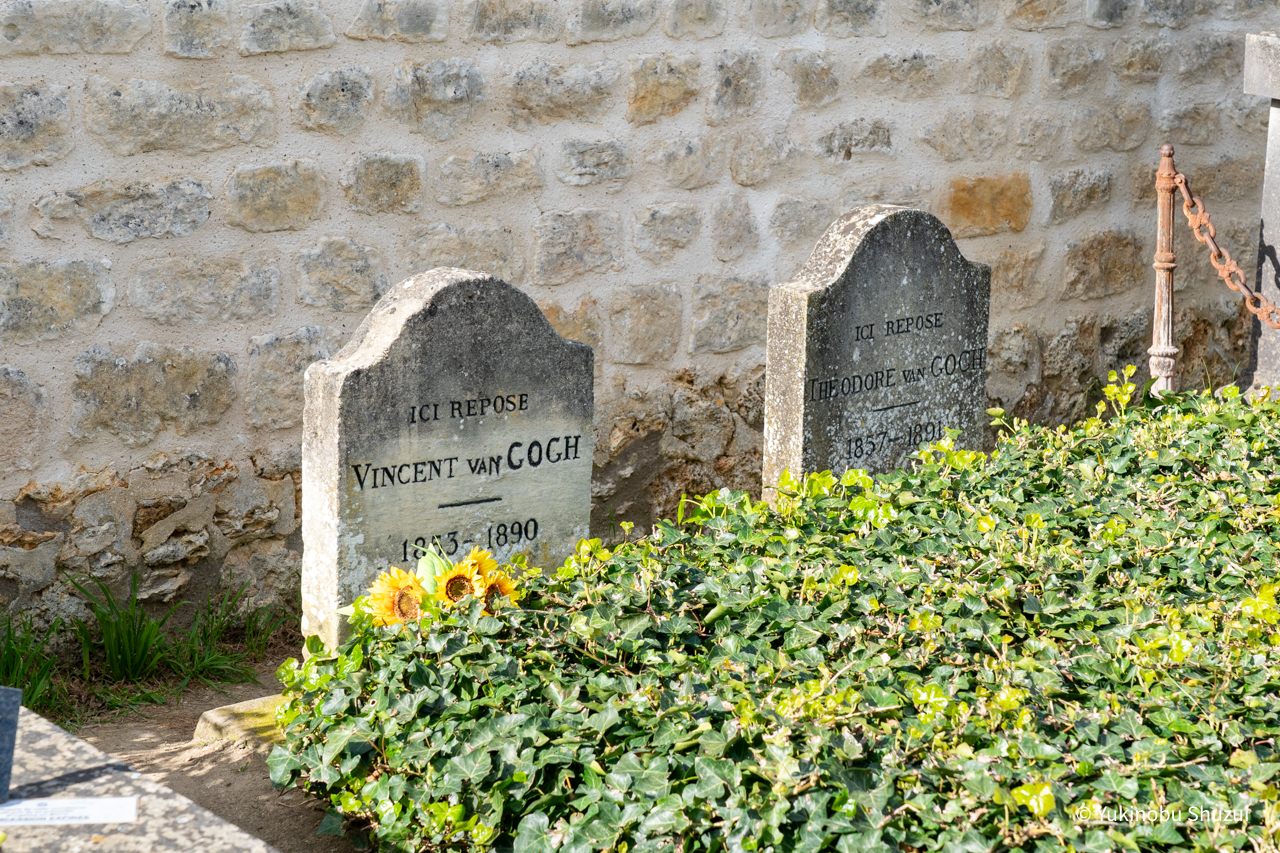 ゴッホ（左）とテオ（右）の墓