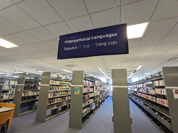 サンノゼ図書館本館の外国語書籍コーナー