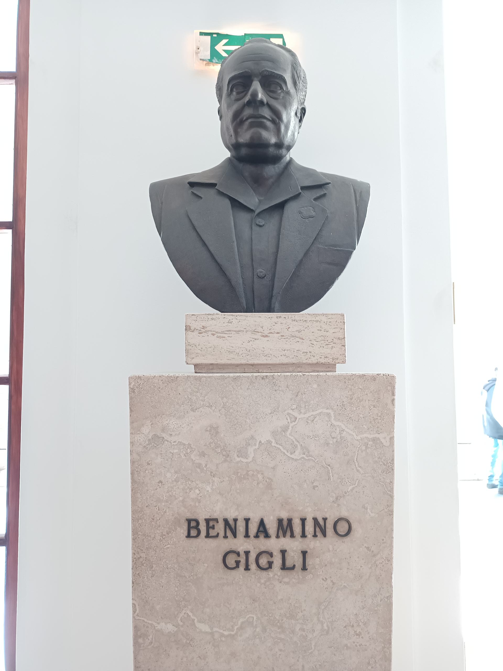 イタリアの名テノールべニアミノジッリの銅像