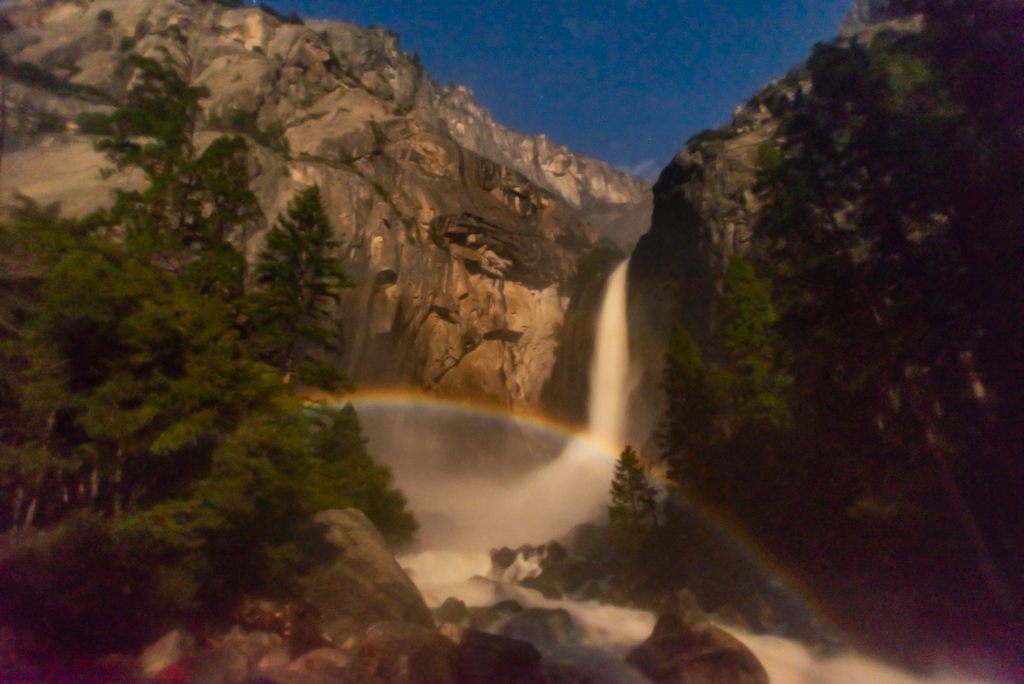 Lower Yosemite Fallに懸かったMoonbow,ISO800,F2.8,2秒