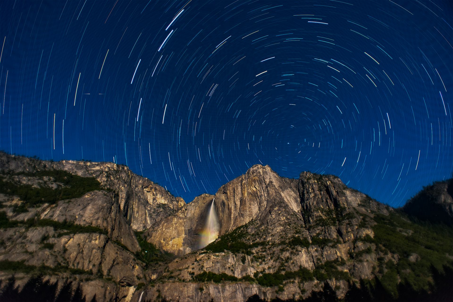 Upper Yosemite滝に懸かるMoonbow