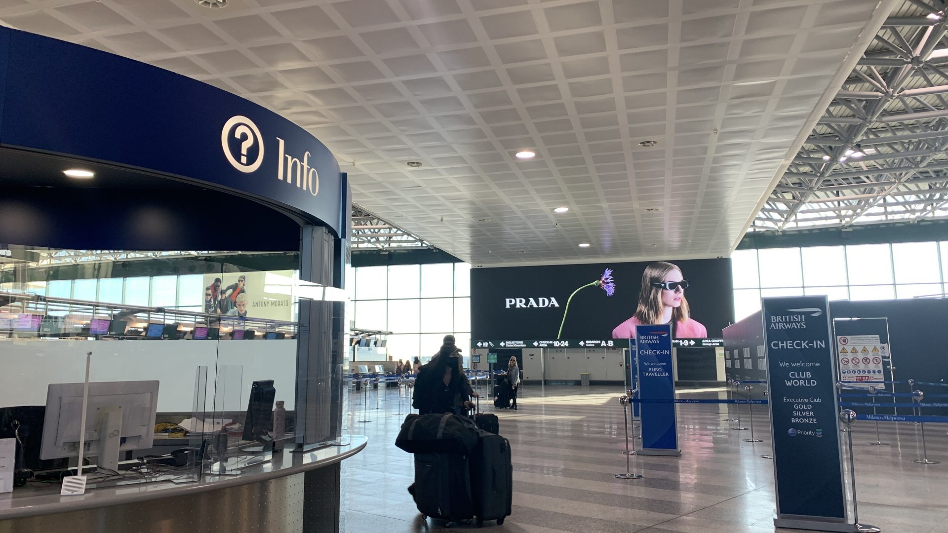 マルペンサ空港はミラノの顔でもあるのでファッションの広告が多い