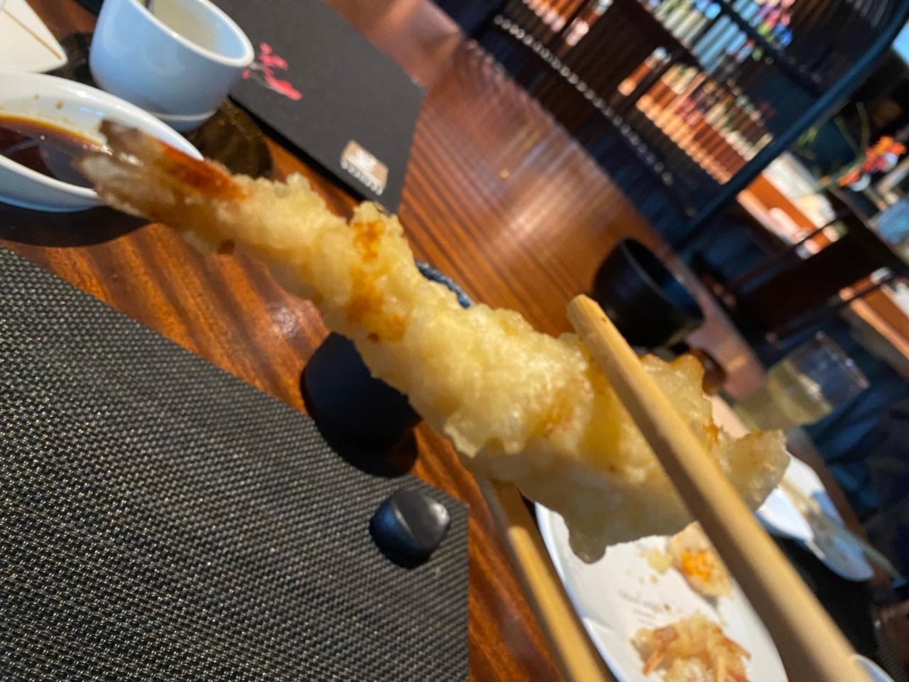海老の天ぷら
私の注文の仕方が悪かったのか、6尾も来ちゃいましたが
ペロッと長女と一緒に食べました。衣軽くてさっくり～揚げたてはやっぱりおいしいね