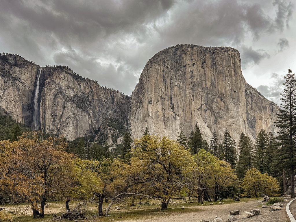 El Capitanの左に現れたRibbon滝(491m)