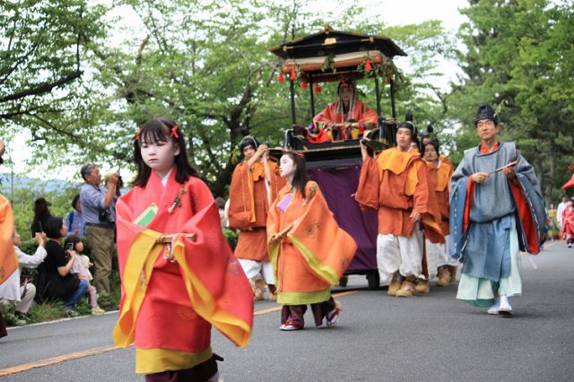 【京都】新緑の加茂街道で見る「葵祭」