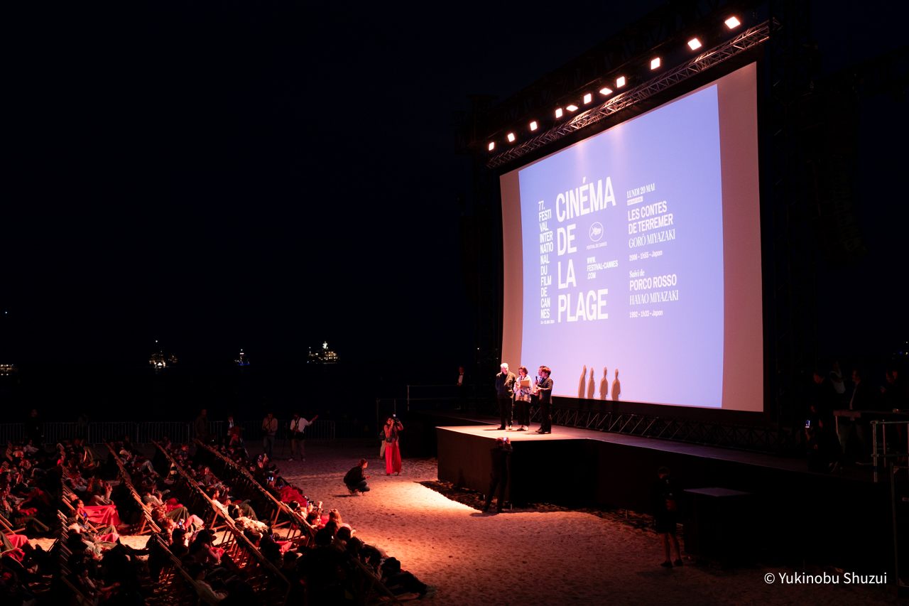 5月20日にカンヌ市内ビーチで行われた一般向けの屋外上映イベントにも宮崎吾朗監督は登壇した