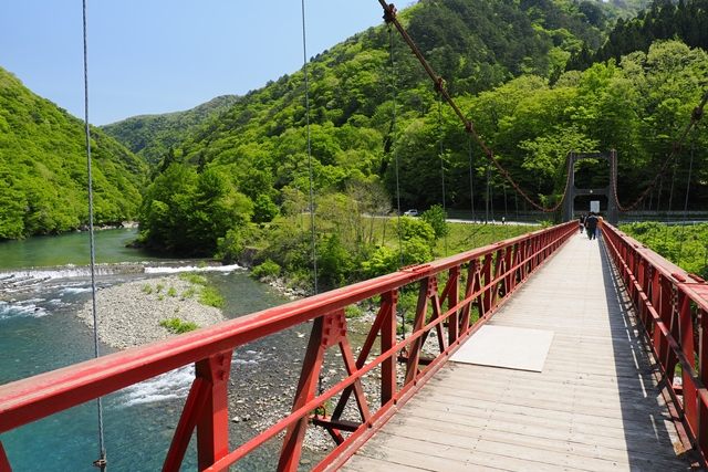 神の岩橋を渡ります。
秋田県内最古の吊橋で、全長は約80ｍとのことです。