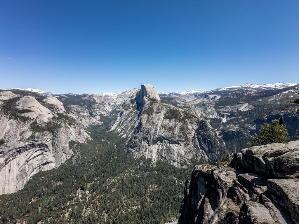 North Dome(左), テナヤ渓谷、Half Dome(中)、Nevada滝、Vernal滝