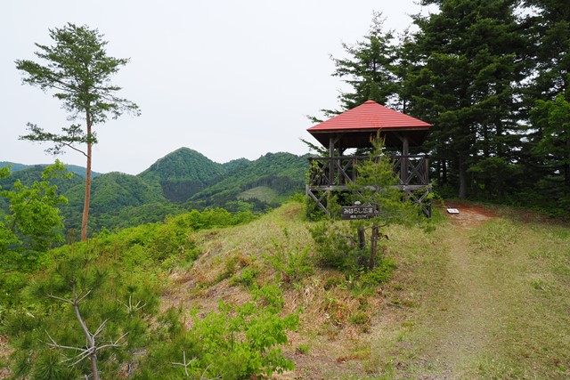 展望台のある「みはらし広場」（標高687m）へ