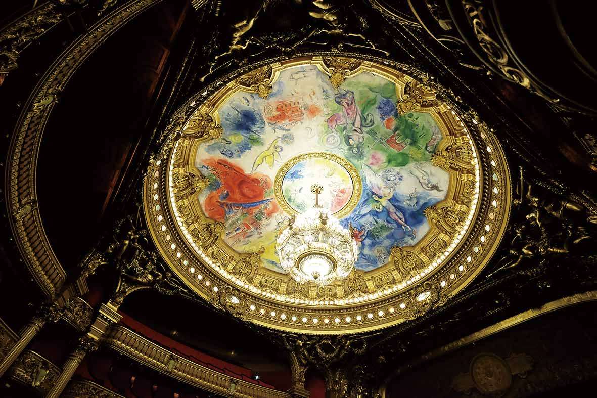 シャガールの天井画『夢の花束』が夢の世界へと誘ってくれる