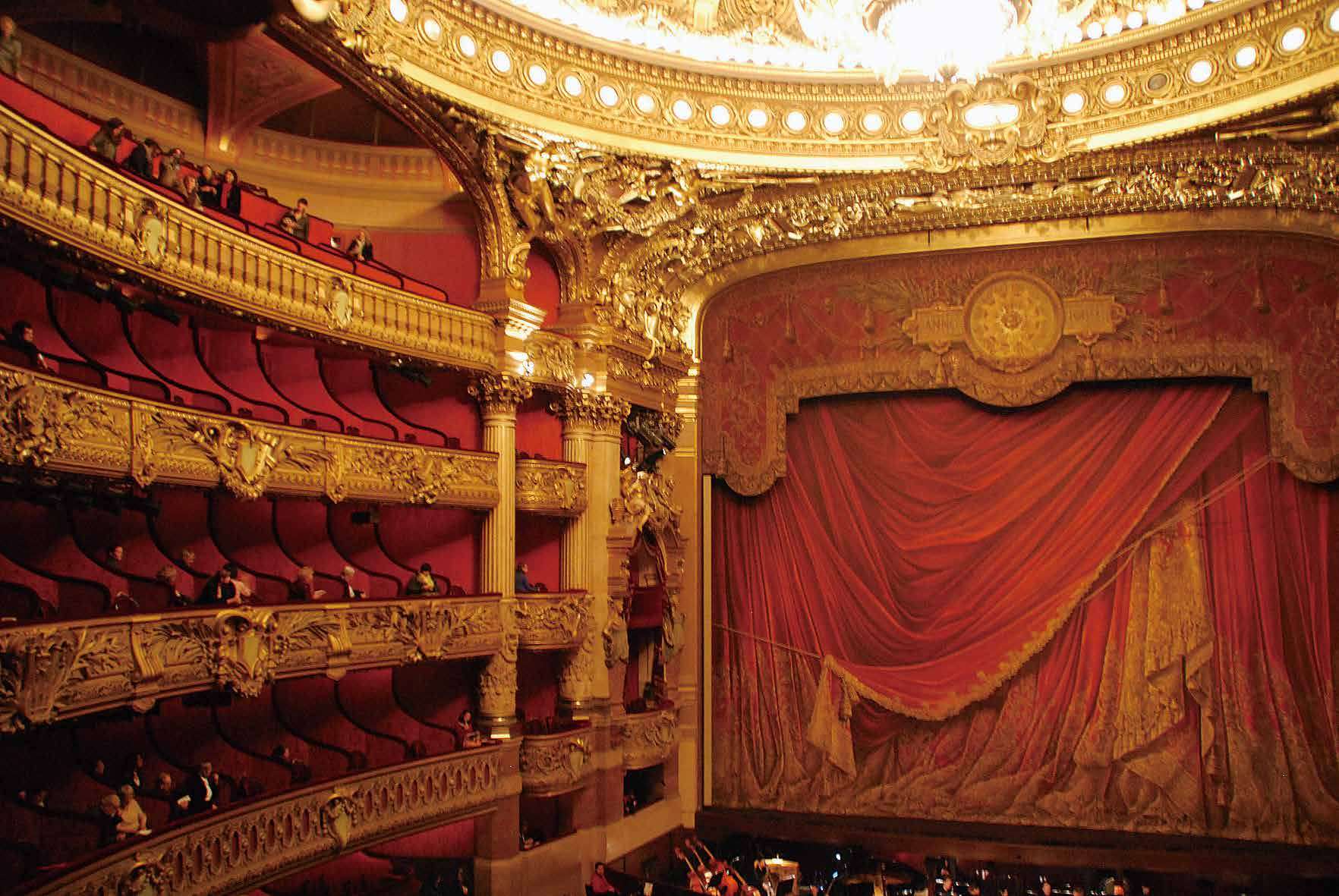 世界一美しいオペラハウスといわれるパレ・ガルニエ。幕の上がる前からもう夢の世界