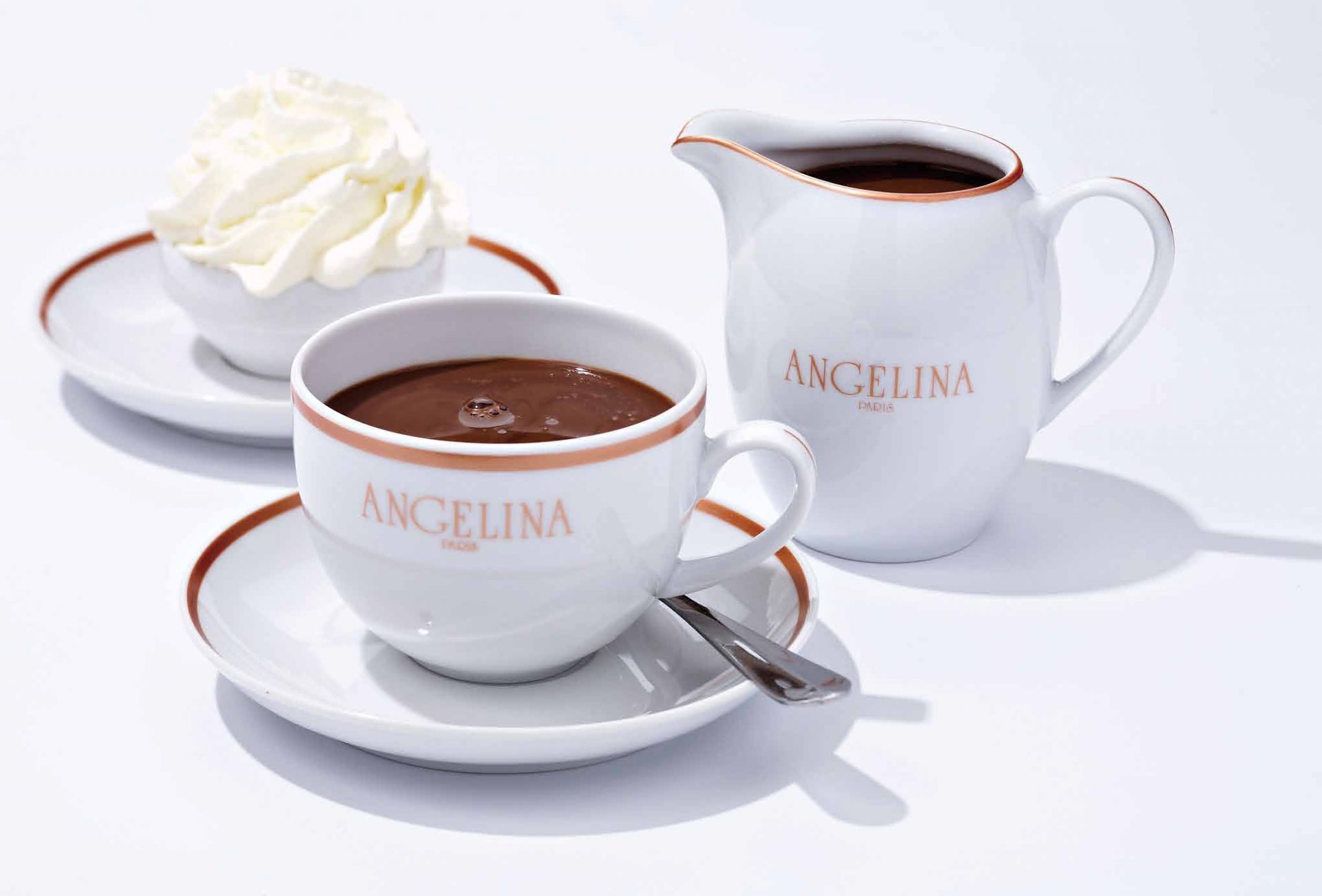 ショコラ・ショーとはホット・チョコレート(ココア)のこと。
濃厚で甘く、フランスでは人気の飲み物。寒さの厳しい冬には格別。