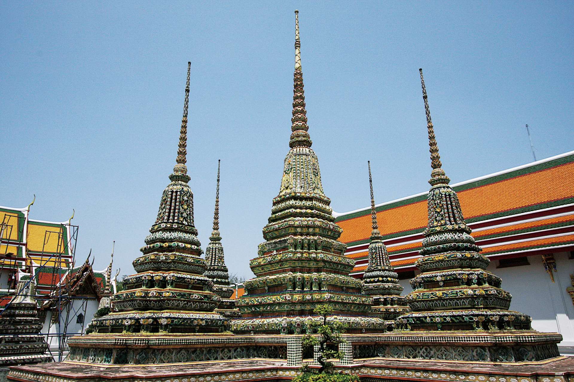 境内には大小さまざまな仏塔が並ぶ