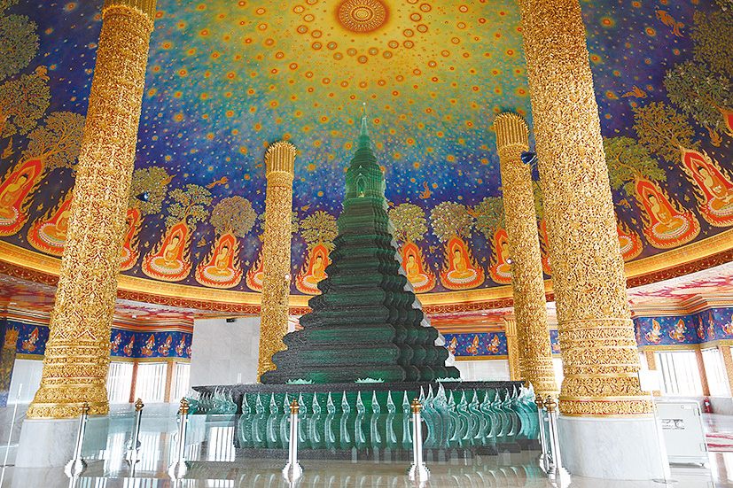 《５階》小仏塔と天井の仏画が神秘的な空間