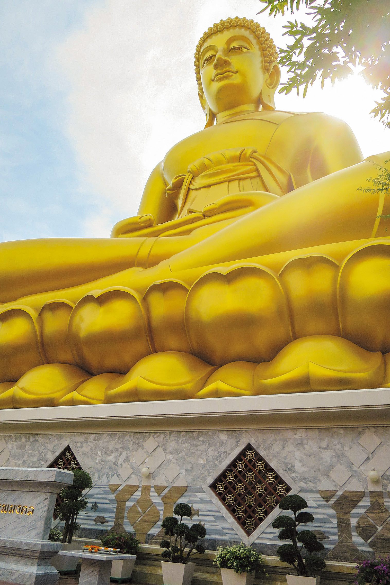 2021年、白亜の大仏塔の隣に黄金の大仏が完成。高さ69ｍでタイでは2番目、バンコクでは最も高い仏像だ。