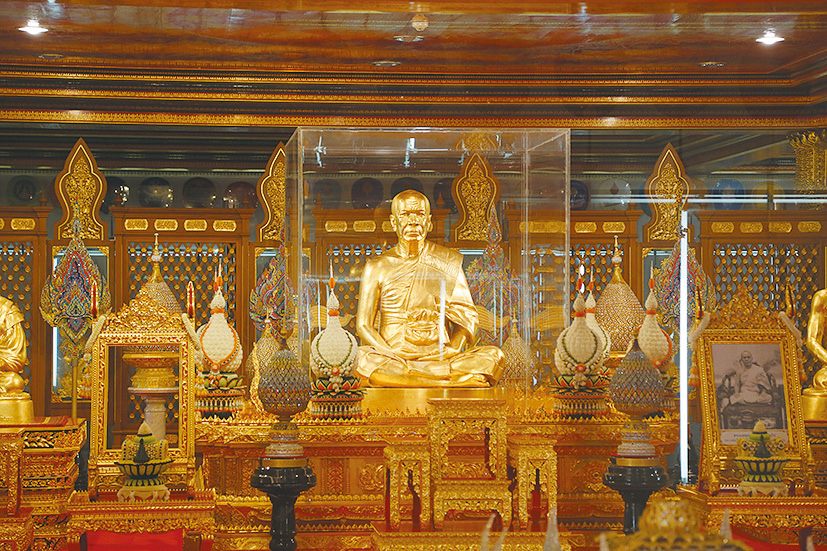 《４階》ワット・パクナームゆかりの高僧の仏像を安置