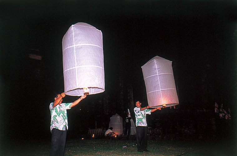 ローイ・クラトーンの晩にはコムローイと呼ばれる熱気球も上がり、夜空を幻想的に彩る
