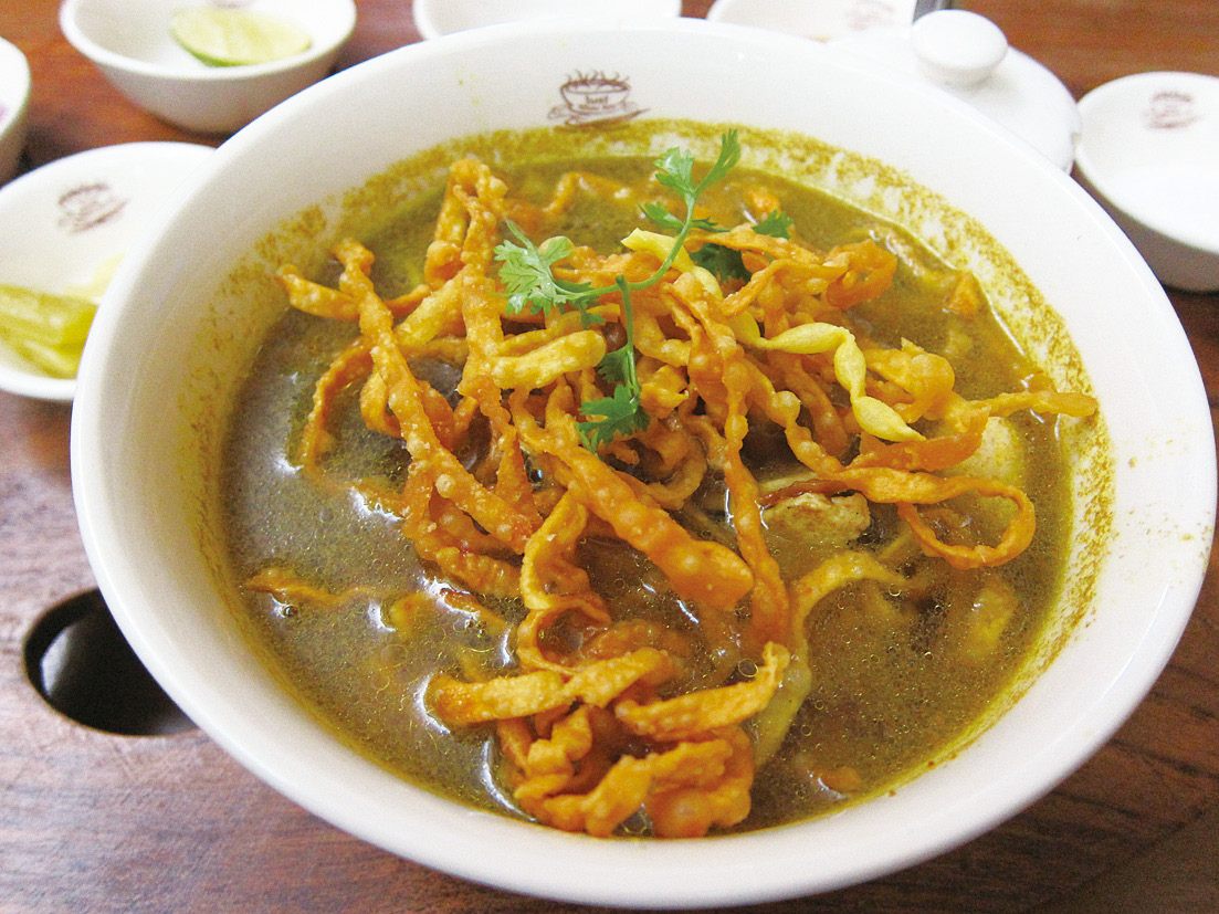 タイ北部の郷土料理カオ・ソーイはカレー味のスープに中華麺と揚げ麺が入っている