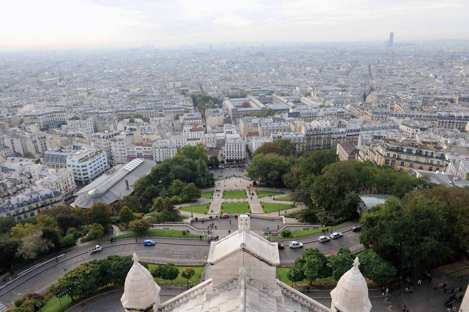 サクレ・クール聖堂から眺めるパリの風景。歴史を感じさせる石造りの町並み、その中から顔をのぞかせる高層ビル。
ここからは、「歴史あるパリ」と「進化を続けるパリ」の両方が手に取るようにわかる