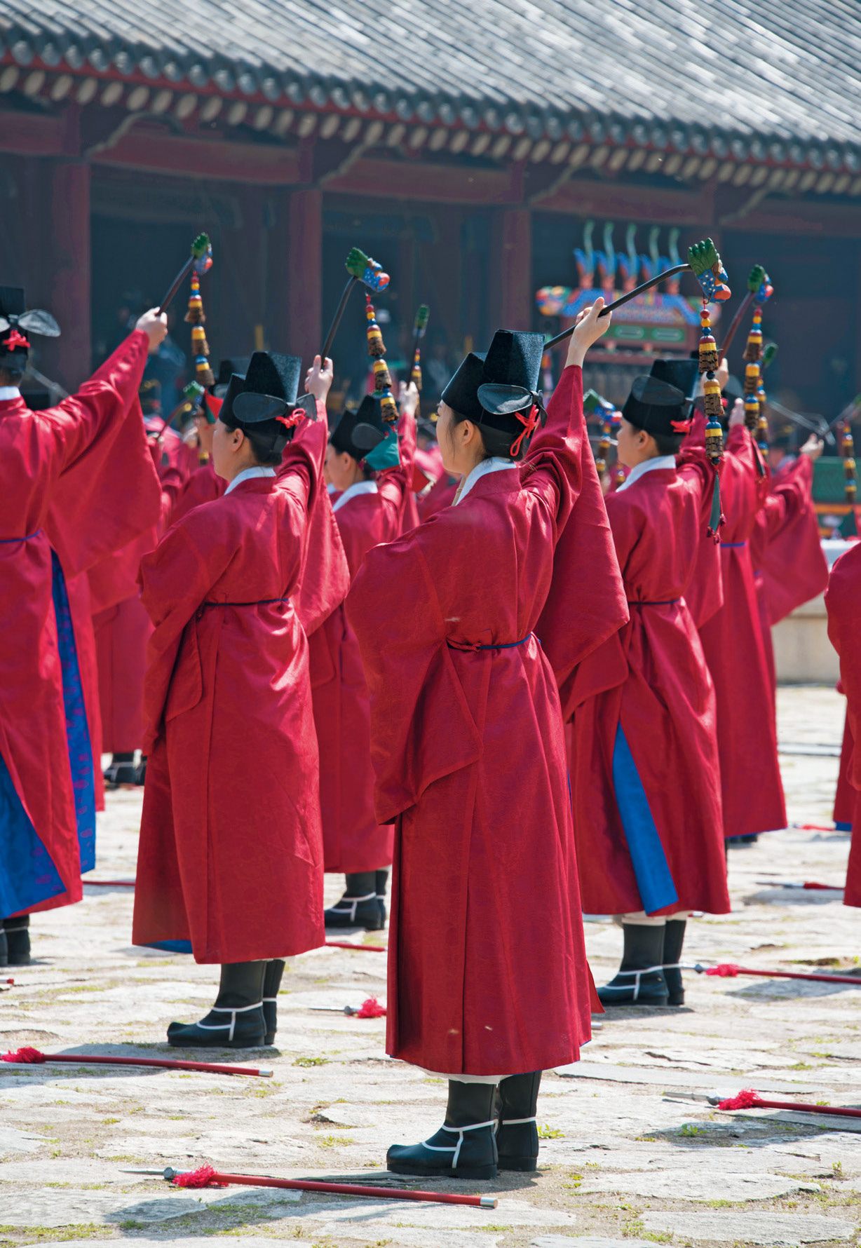 祭官が整列し、儀式が執り行われる