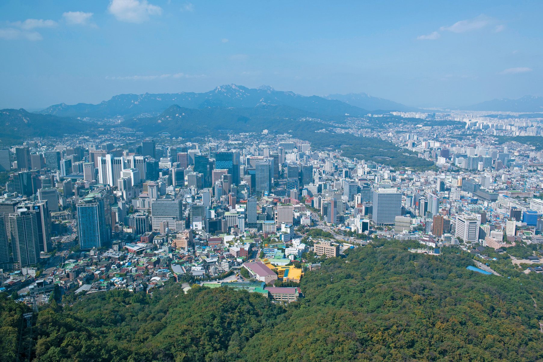 市内中心部、鍾路方面を望む、背後には北漢山の峰が見える