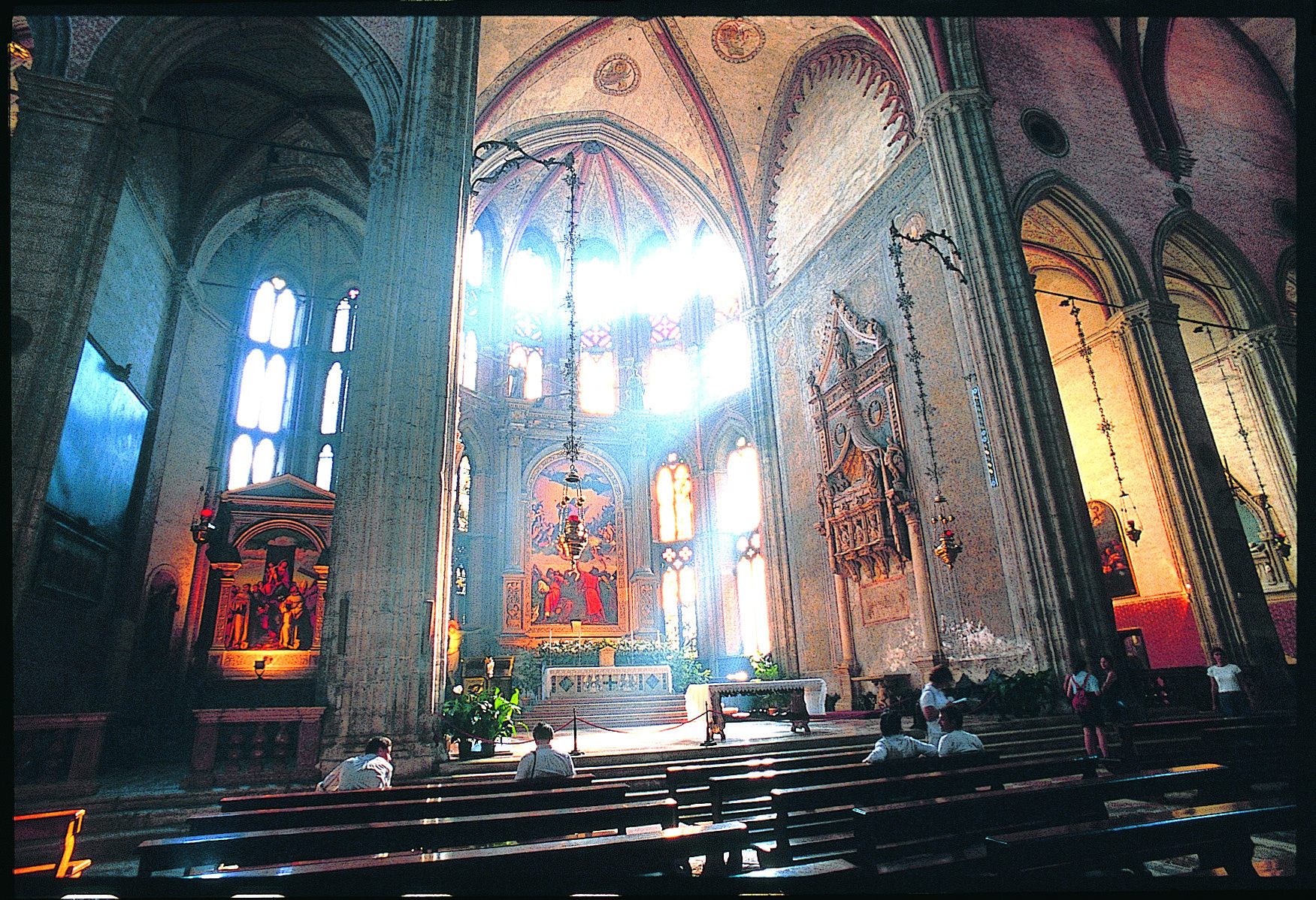 サンタ・マリア・グロリオーサ・デイ・フラーリ教会 見どころ、交通 & 周辺情報 地球の歩き方