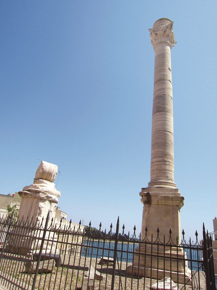 復元されたアッピア街道の記念柱のレプリカ