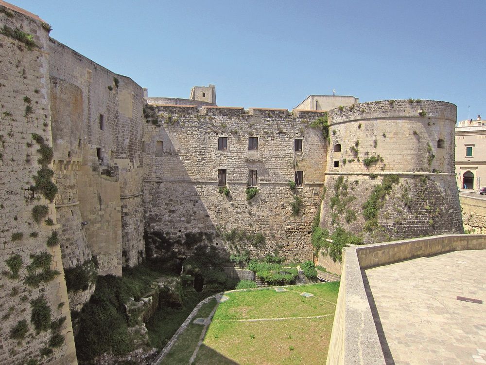 町を縁取る堅牢な城壁と城塞