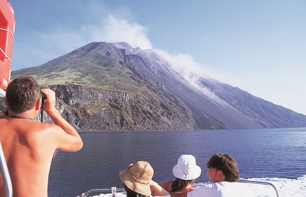 ストロンボリ島には現在も噴火を続けるシャーラ山がある